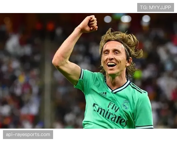 特写：38岁的莫德里奇在伯纳乌的夕阳下加练任意球